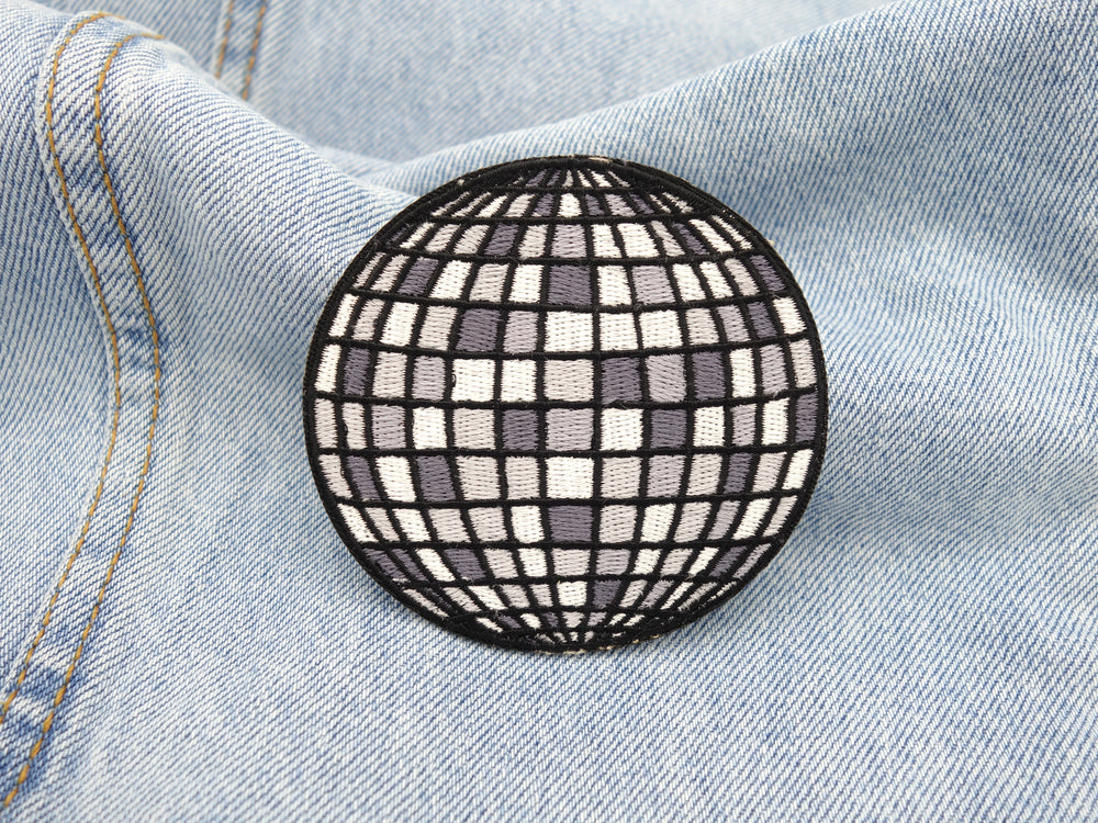 Discokugel Patch auf hellblauer Jeans
