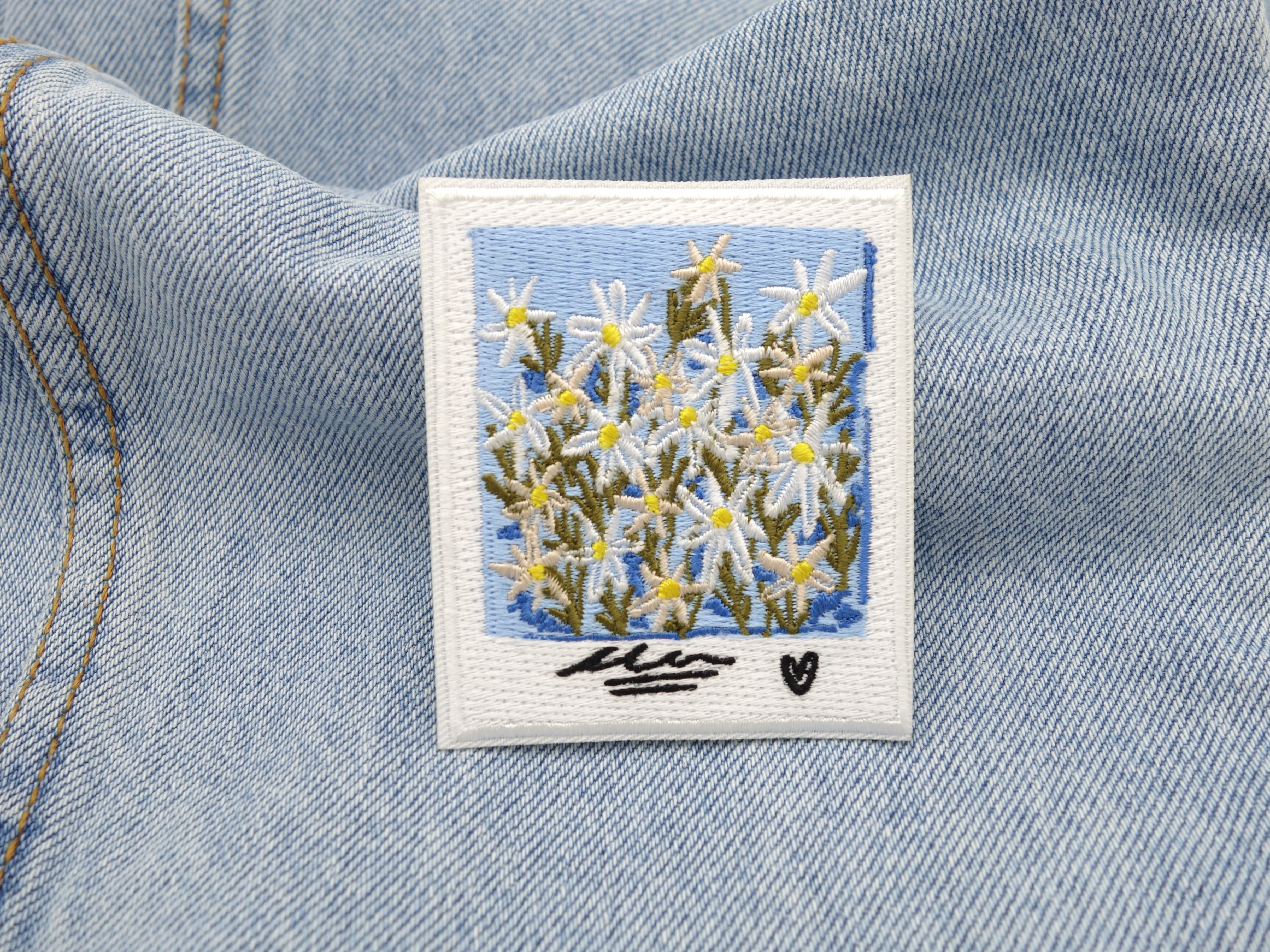 Blumen Foto Patch auf hellblauer Jeans