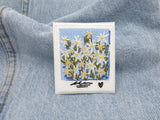 Blumen Foto Patch auf hellblauer Jeans
