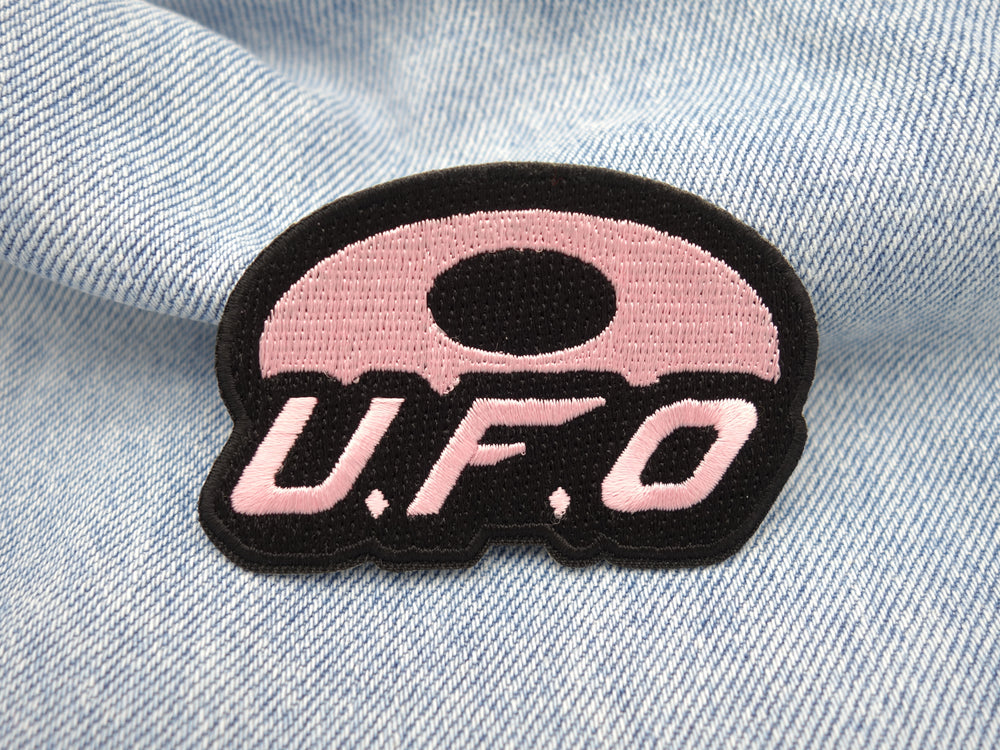 UFO Patch auf hellblauer Jeans