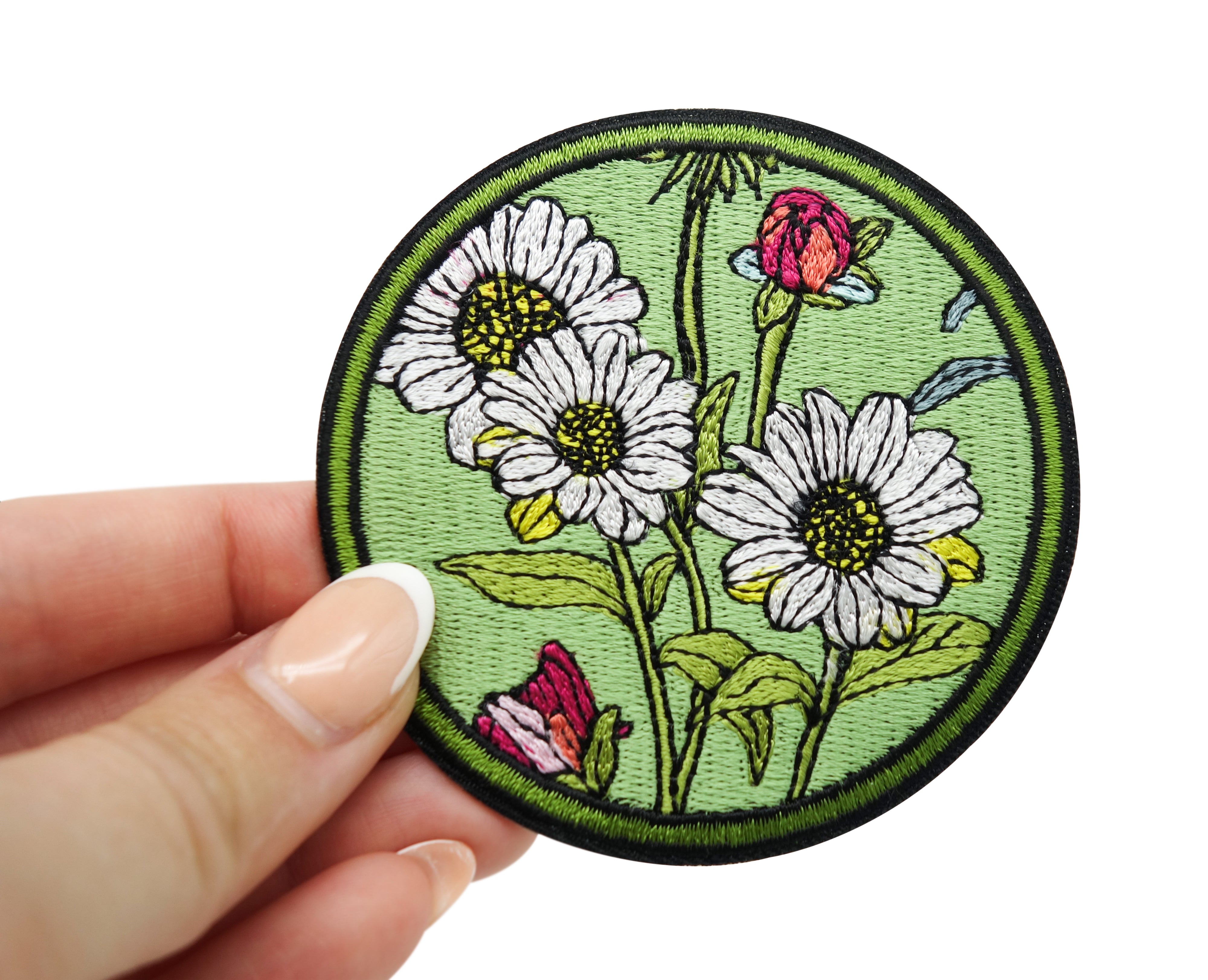 Frauenhand hält den grünen Blumen Patch