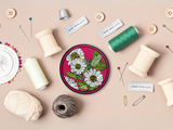 Rote Blumen Patch mit Nähzeug im Hintergrund