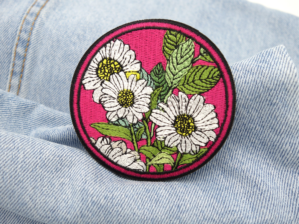 Roter Blumen Patch auf hellblauer Jeans
