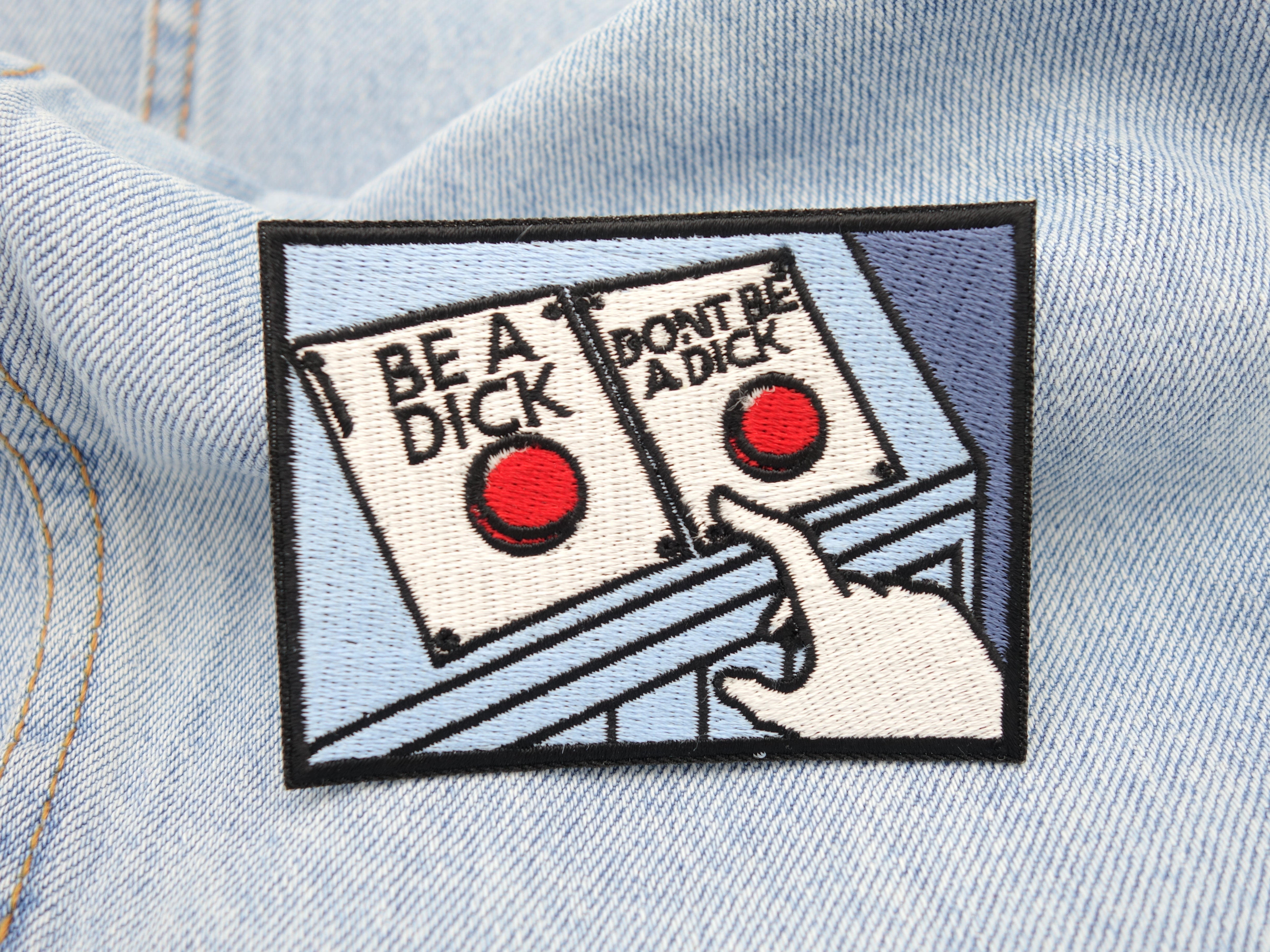 Don´t be a Dick Patch auf hellbaluer Jeans
