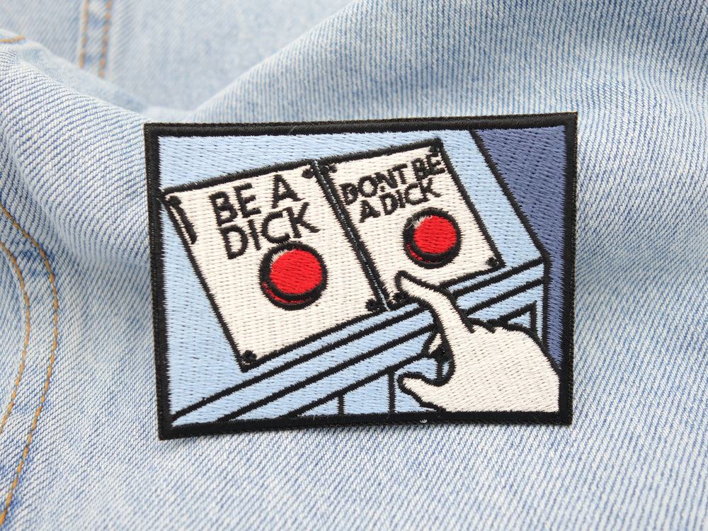 Don´t be a Dick Patch auf hellbaluer Jeans