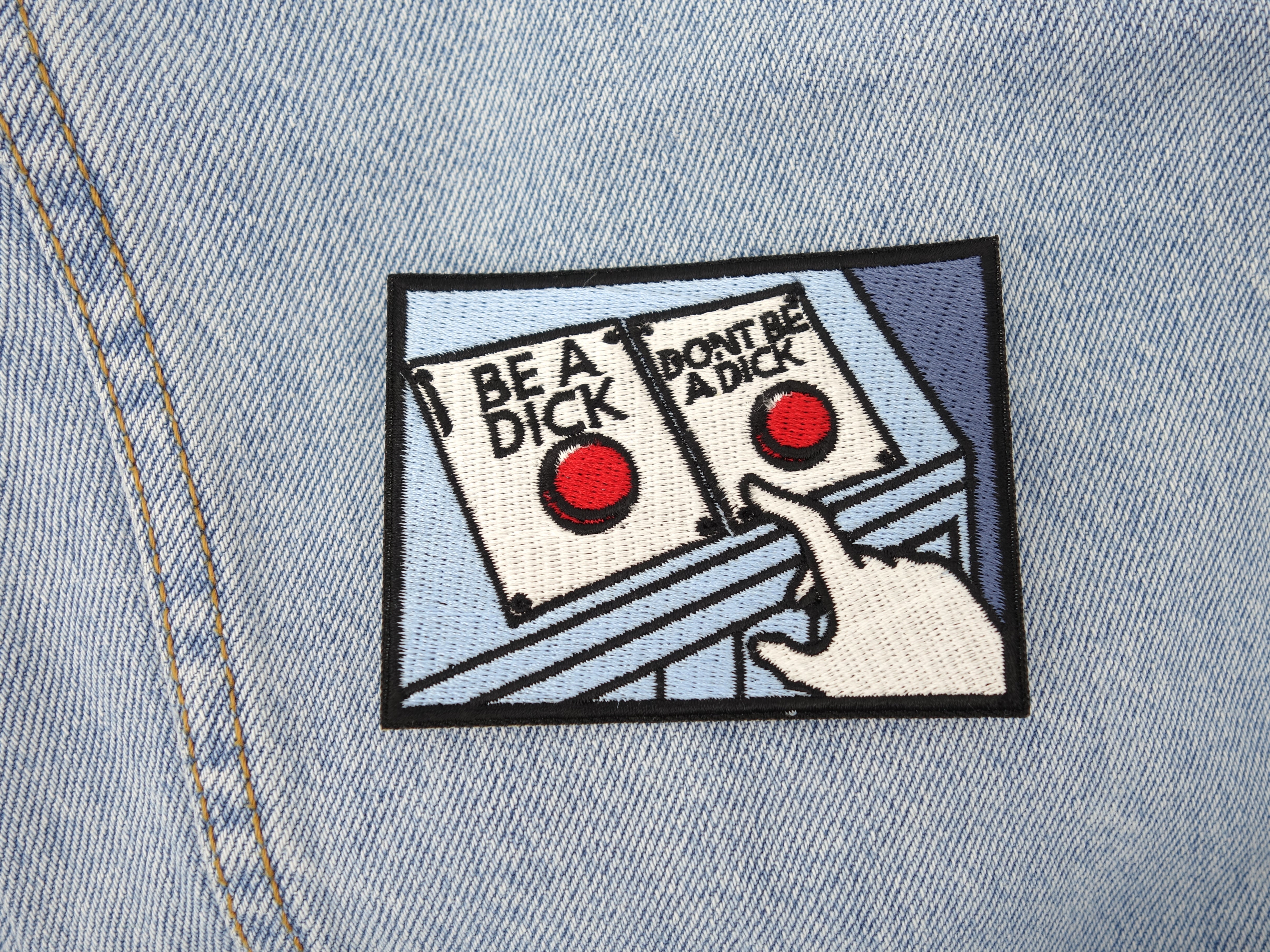 Don´t be a Dick Patch auf helblauer Jeans aufgebügelt