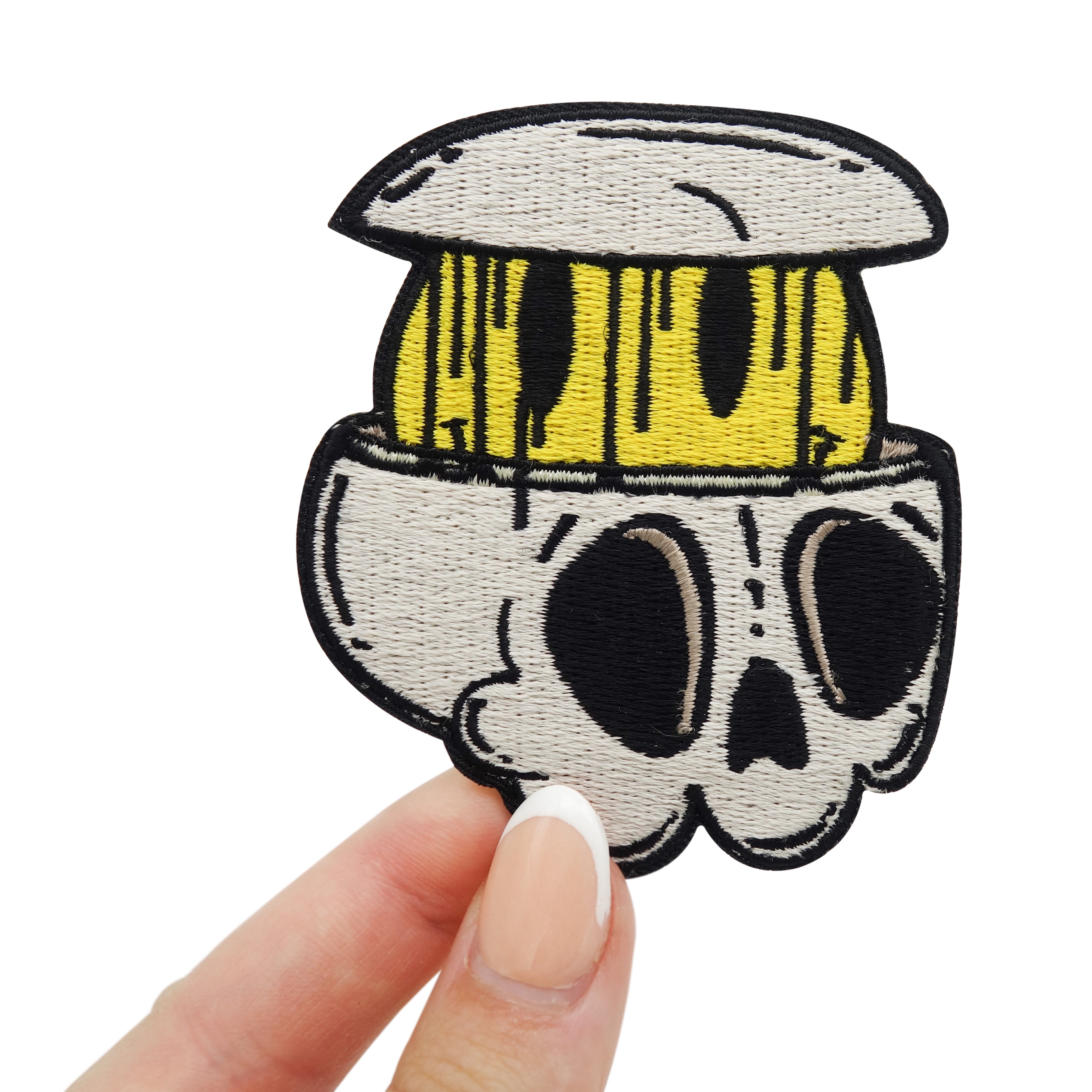 Frauenhand hält den Totenschädel Patch