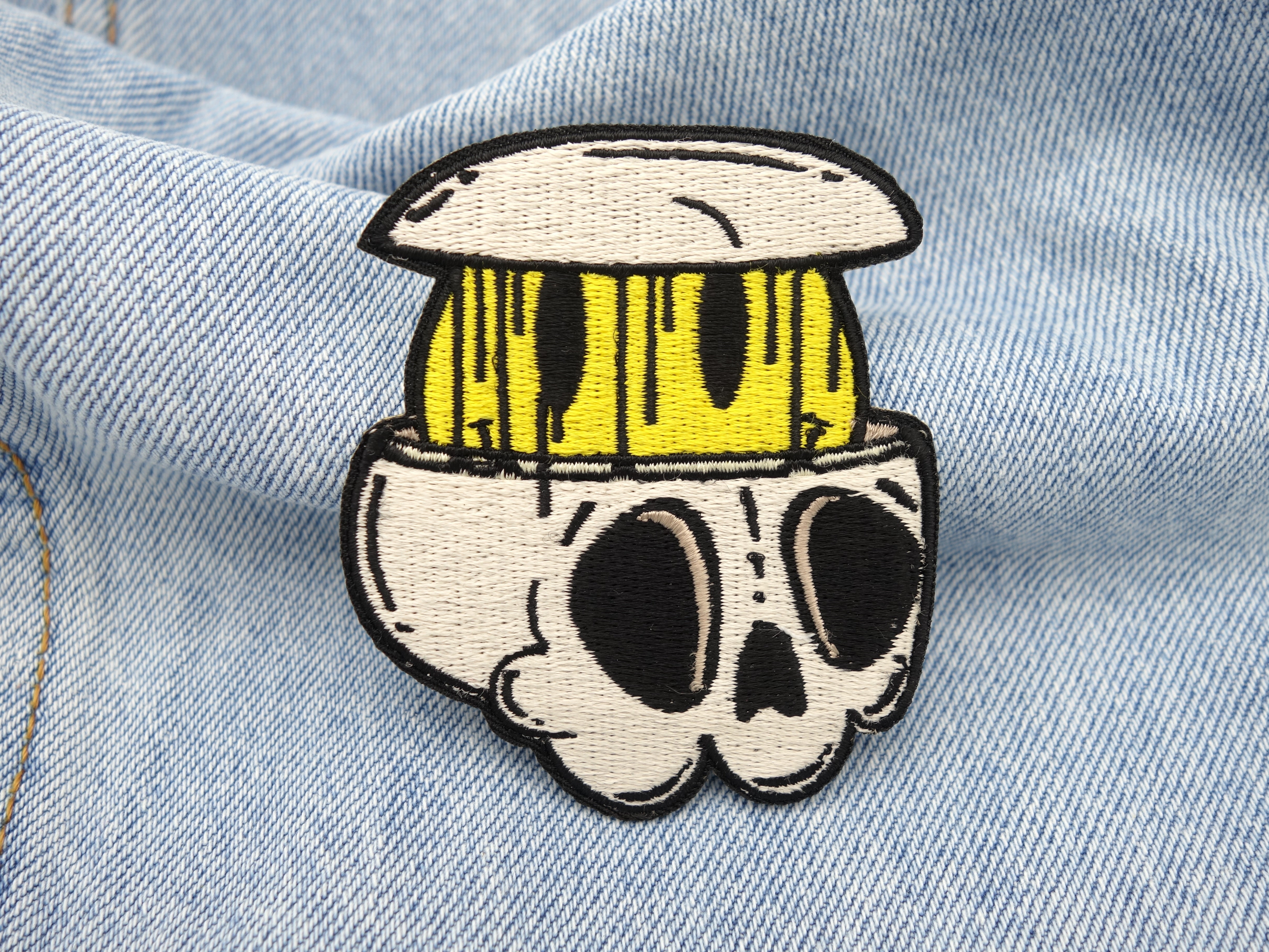 Totenschädel Patch auf hellblauer Jeans