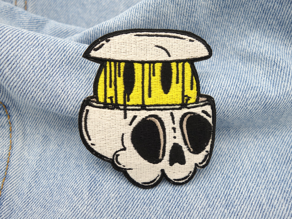 Totenschädel Patch auf hellblauer Jeans