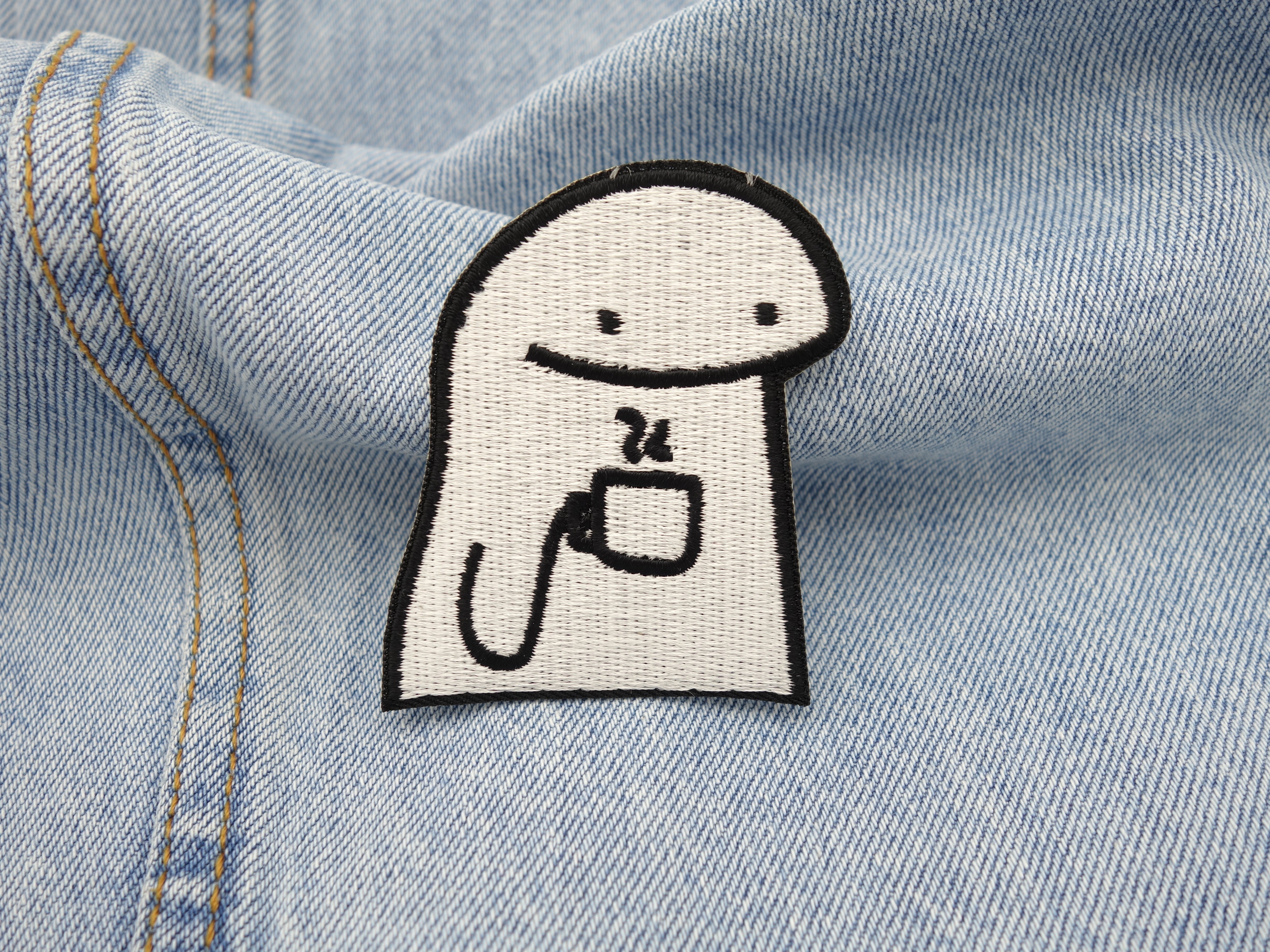 Coffee Guy Patch auf hellblauer Jeans