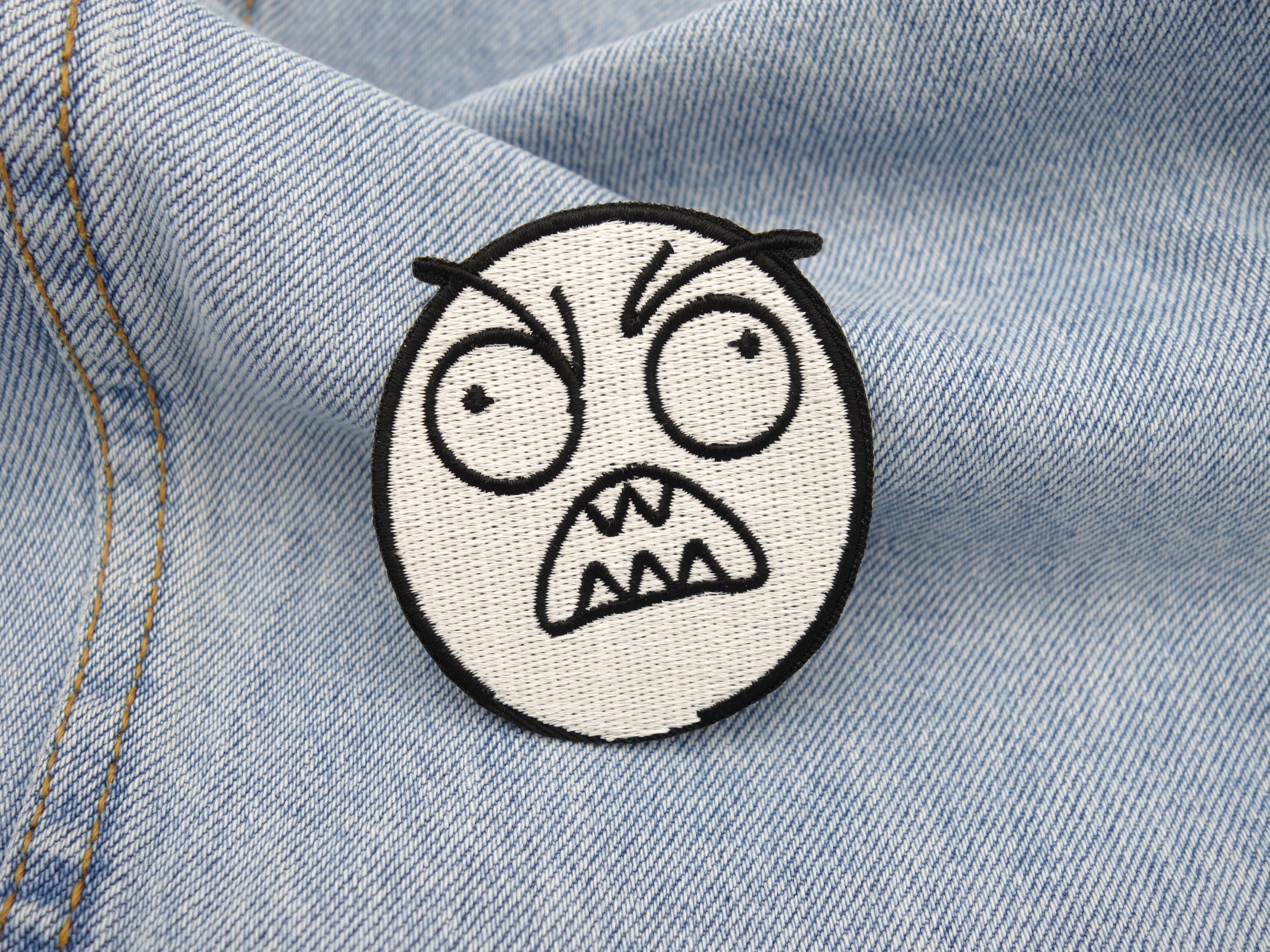 Meme Patch auf hellblauer Jeans