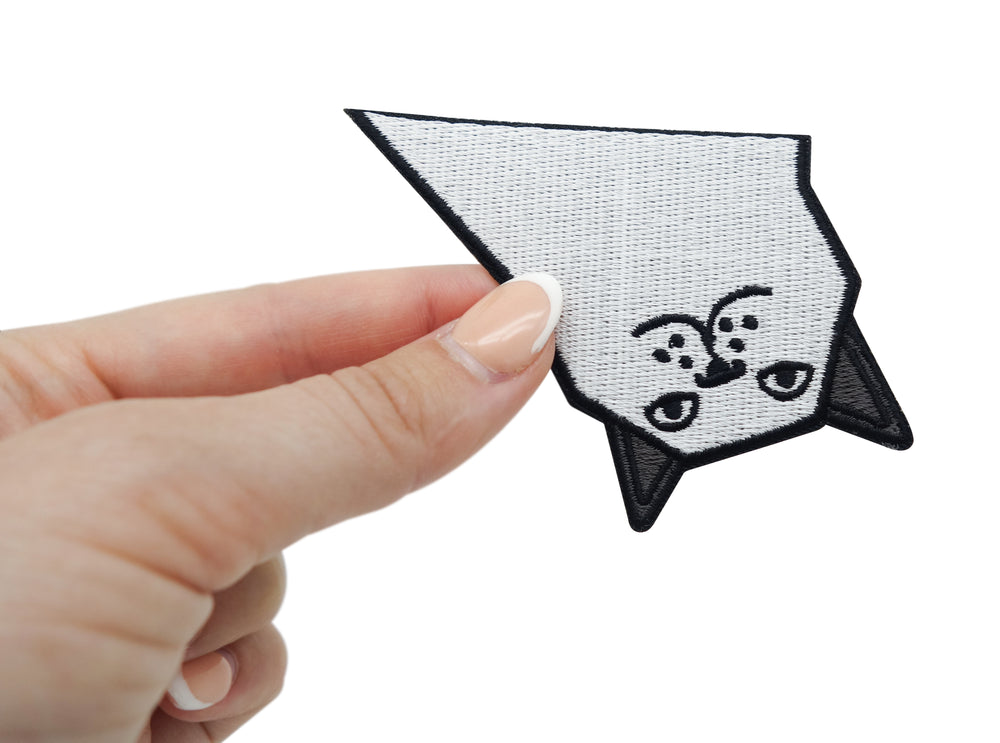 Frauenhand hält den Funny Cat Patch 