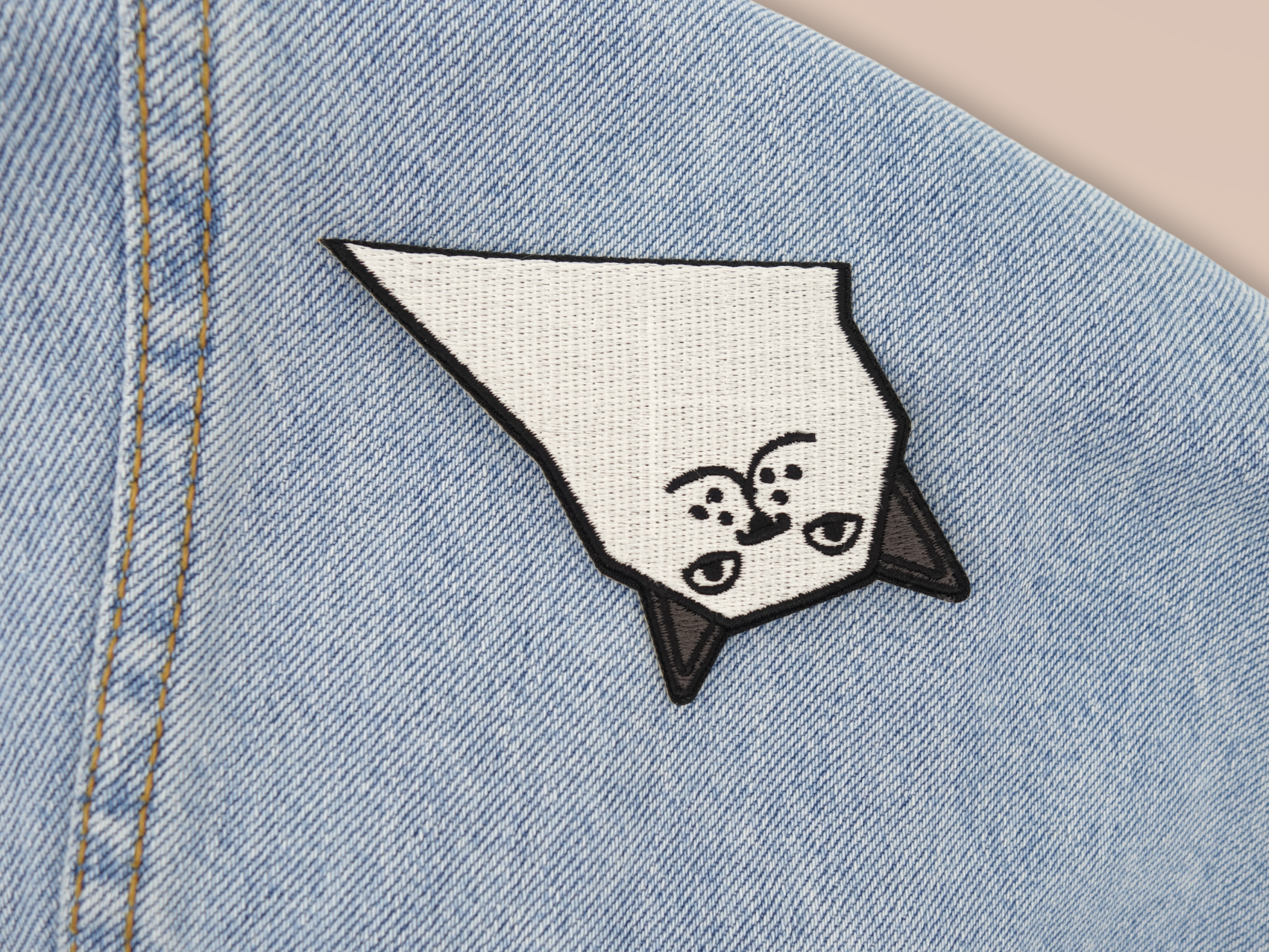 Funny Cat Patch auf hellblauer Jeans