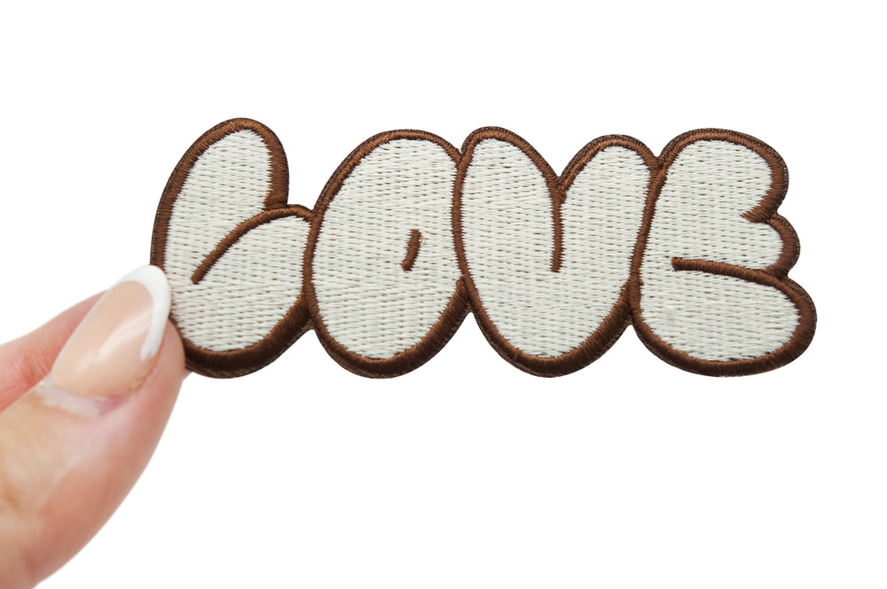 Love Patch gehalten von einer Frauenhand 