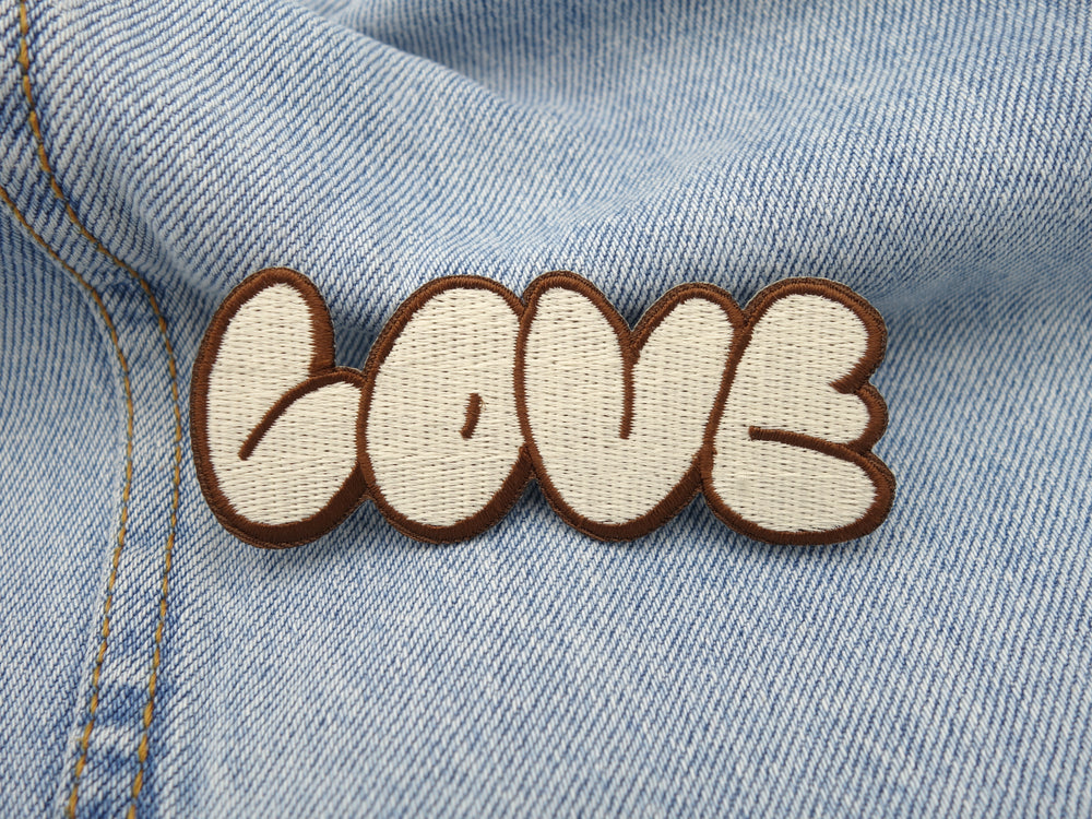 Love Patch auf hellblauer Jeans