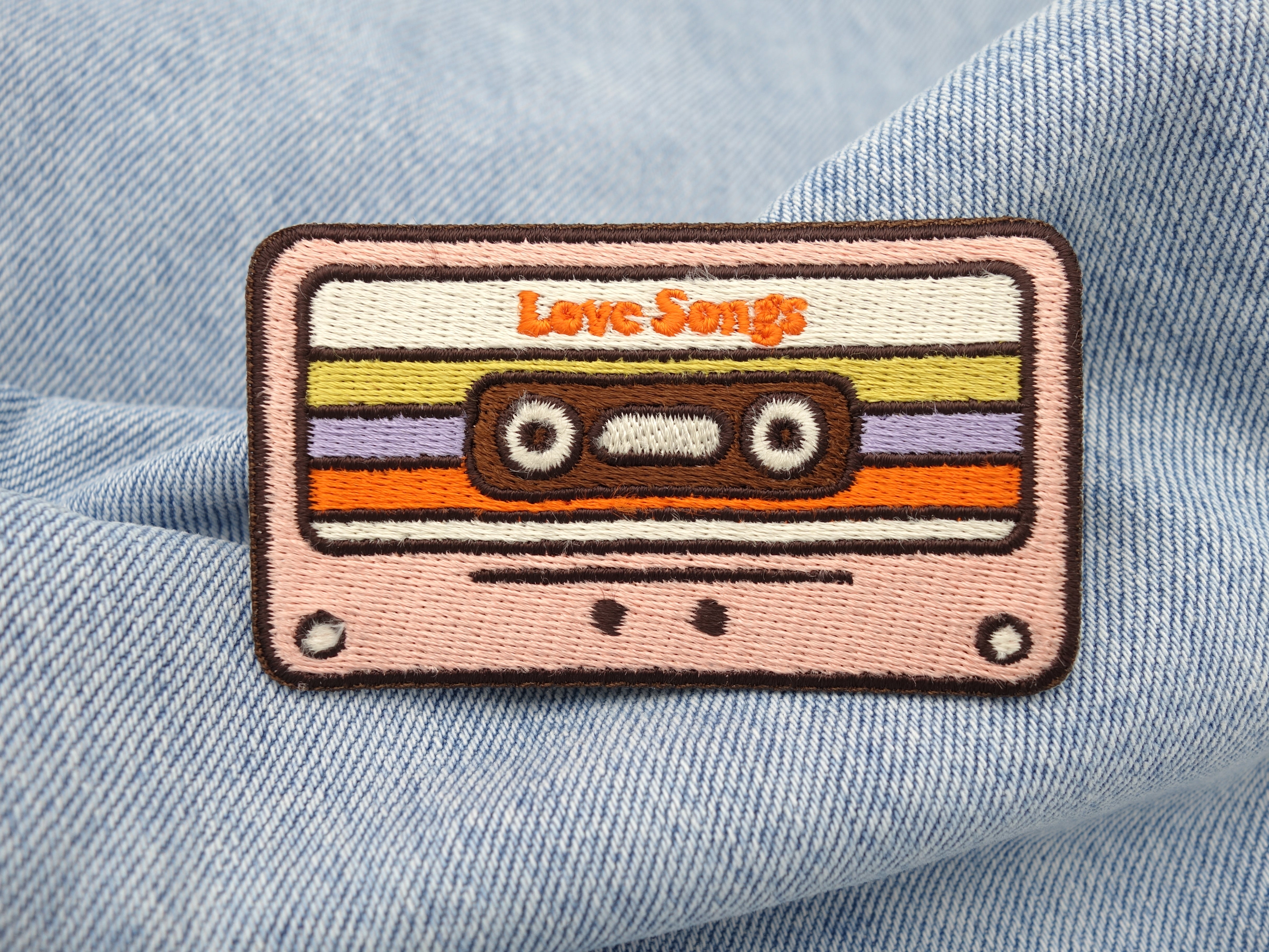 Kassette Patch auf hellblauer Jeans