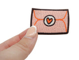 Liebesbrief Patch gehalten von einer Frauenhand 