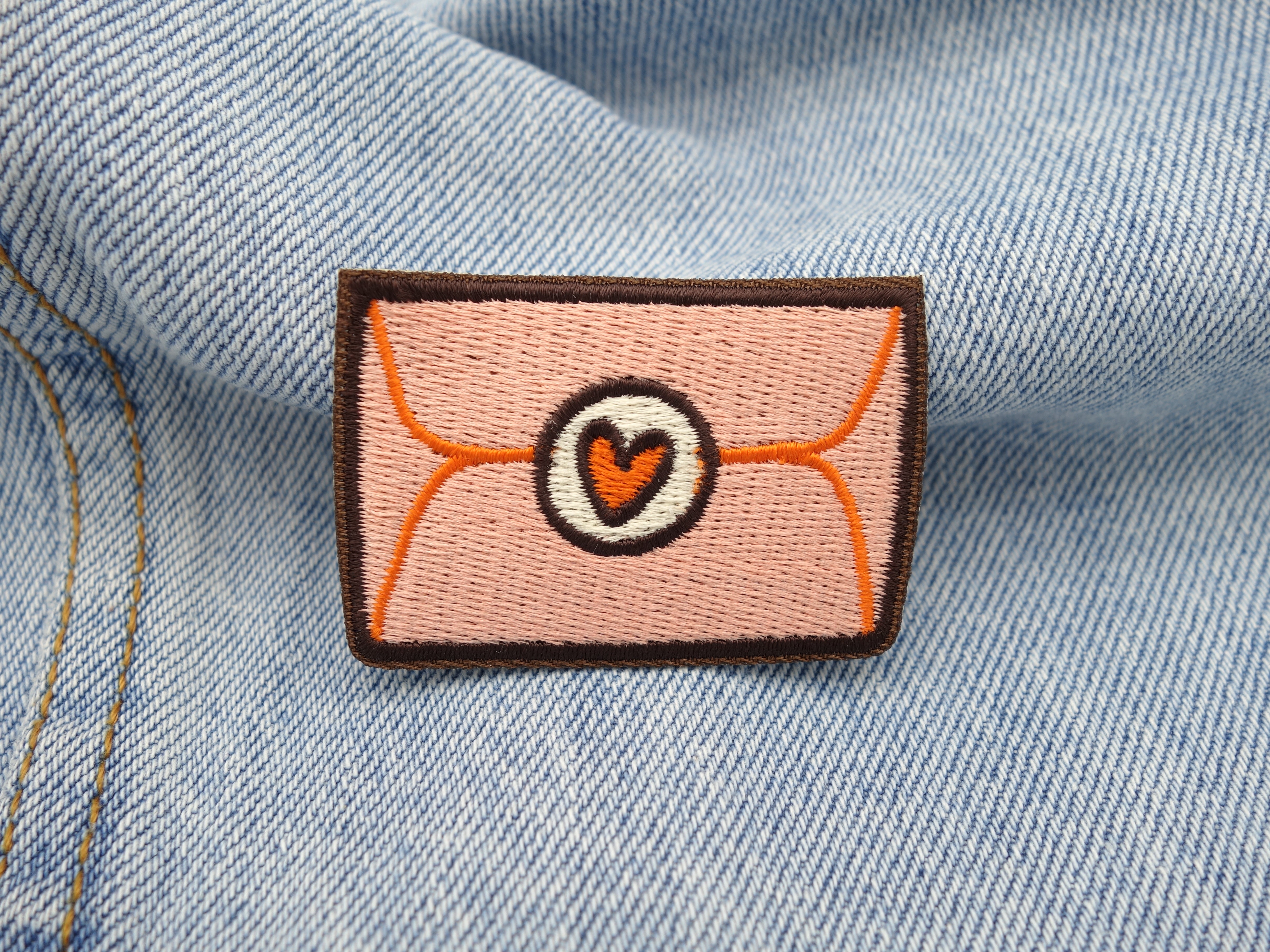 Liebesbrief Patch auf hellblauer Jeans