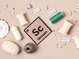 Sarcasm Patch mit Nähzeug im Hintergrund
