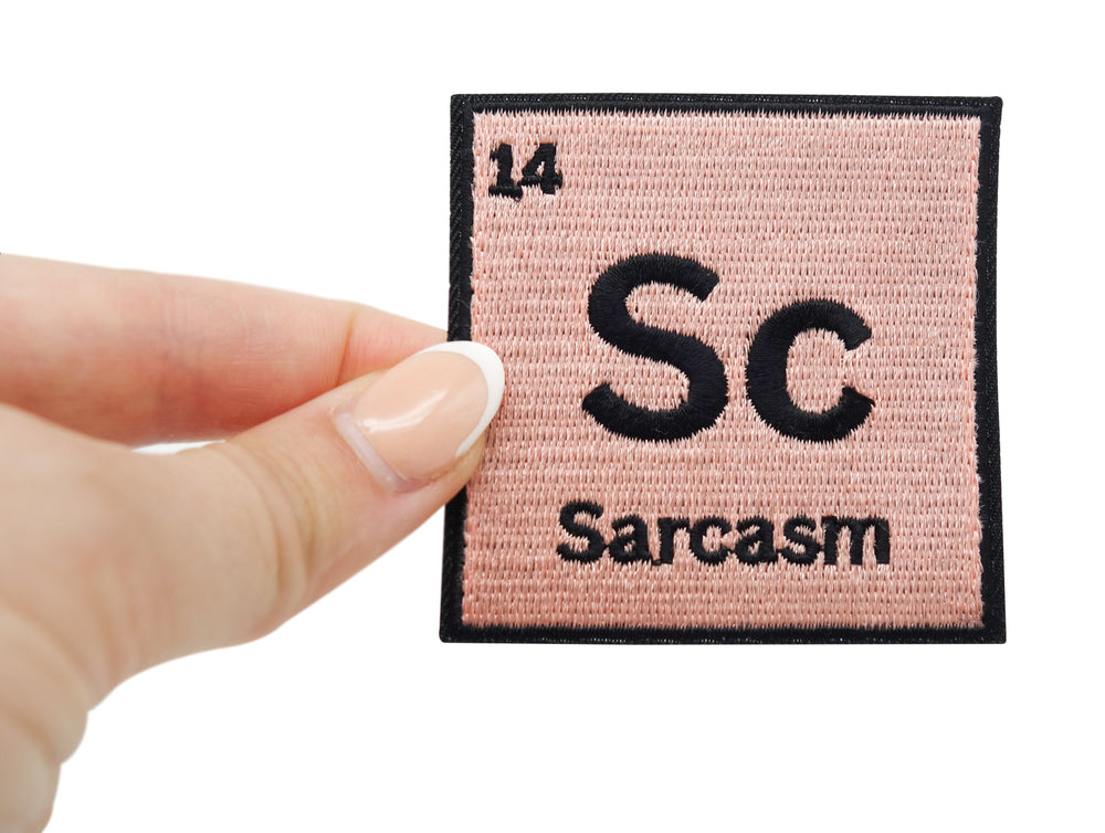 Frauenhand hält den Sarcasm Patch