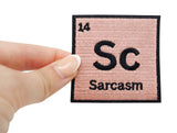 Frauenhand hält den Sarcasm Patch