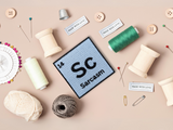 Blauer Sarcasm Patch mit Nähzeug im Hintergrund