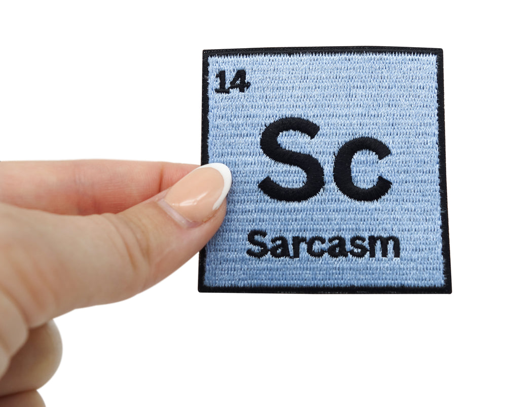 Frauenahnd hält den Sarcasm Patch