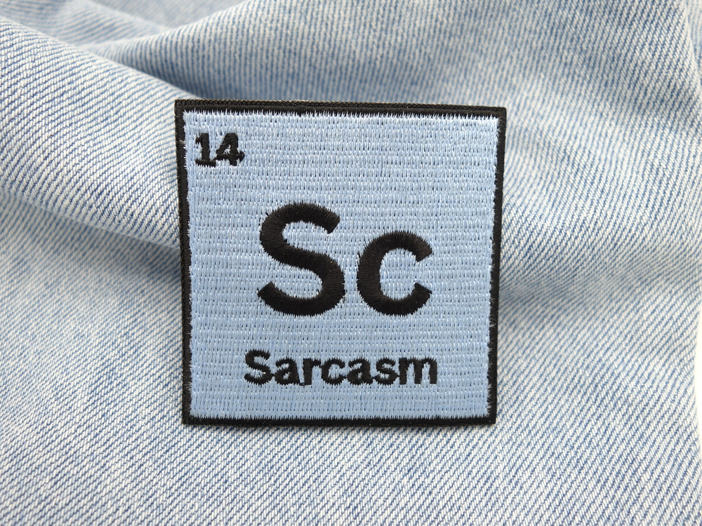Sarcasm Patch auf hellbaluer Jeans
