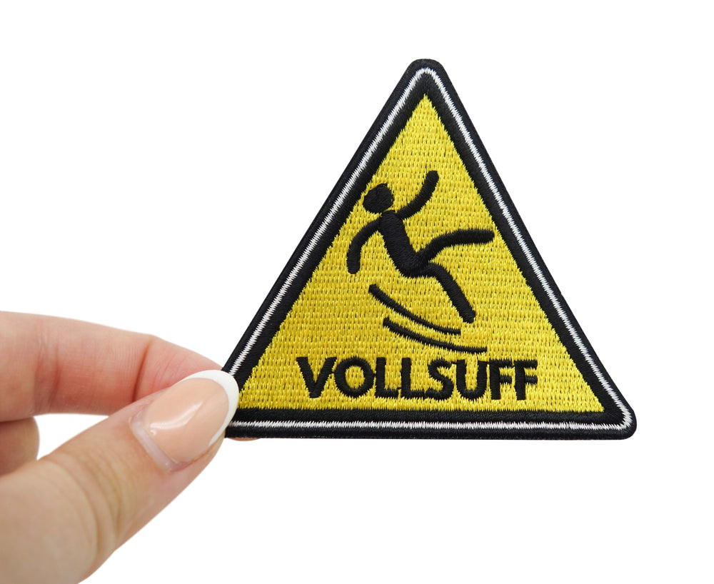Frauenhand hält den Vollsuff Patch
