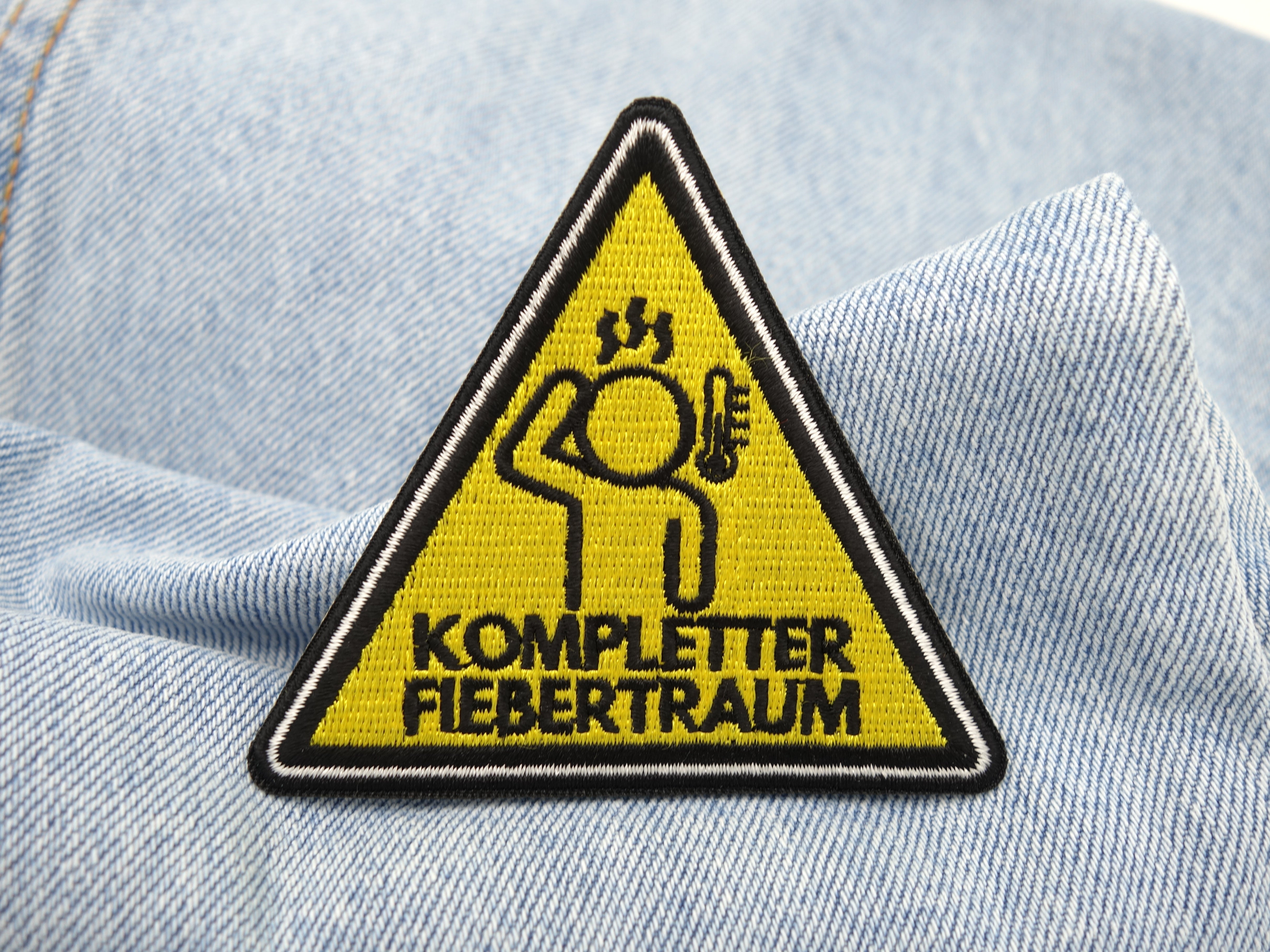 Warndreieck Patch auf hellblauer Jeans