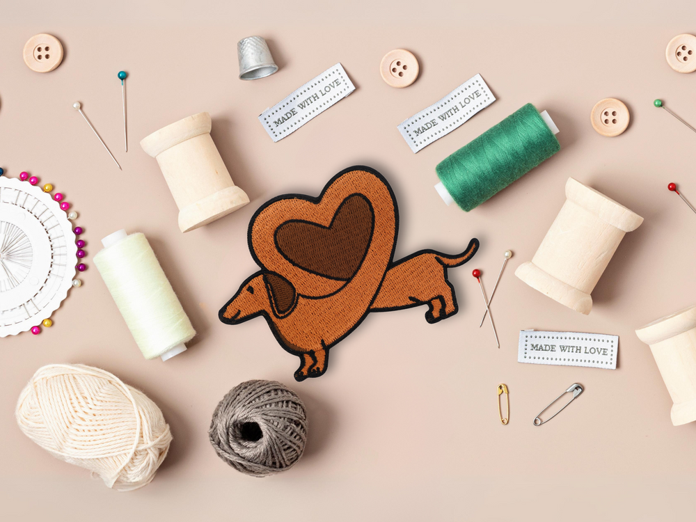 Dackel Herz Patch mit Nähzeug im Hintergrund