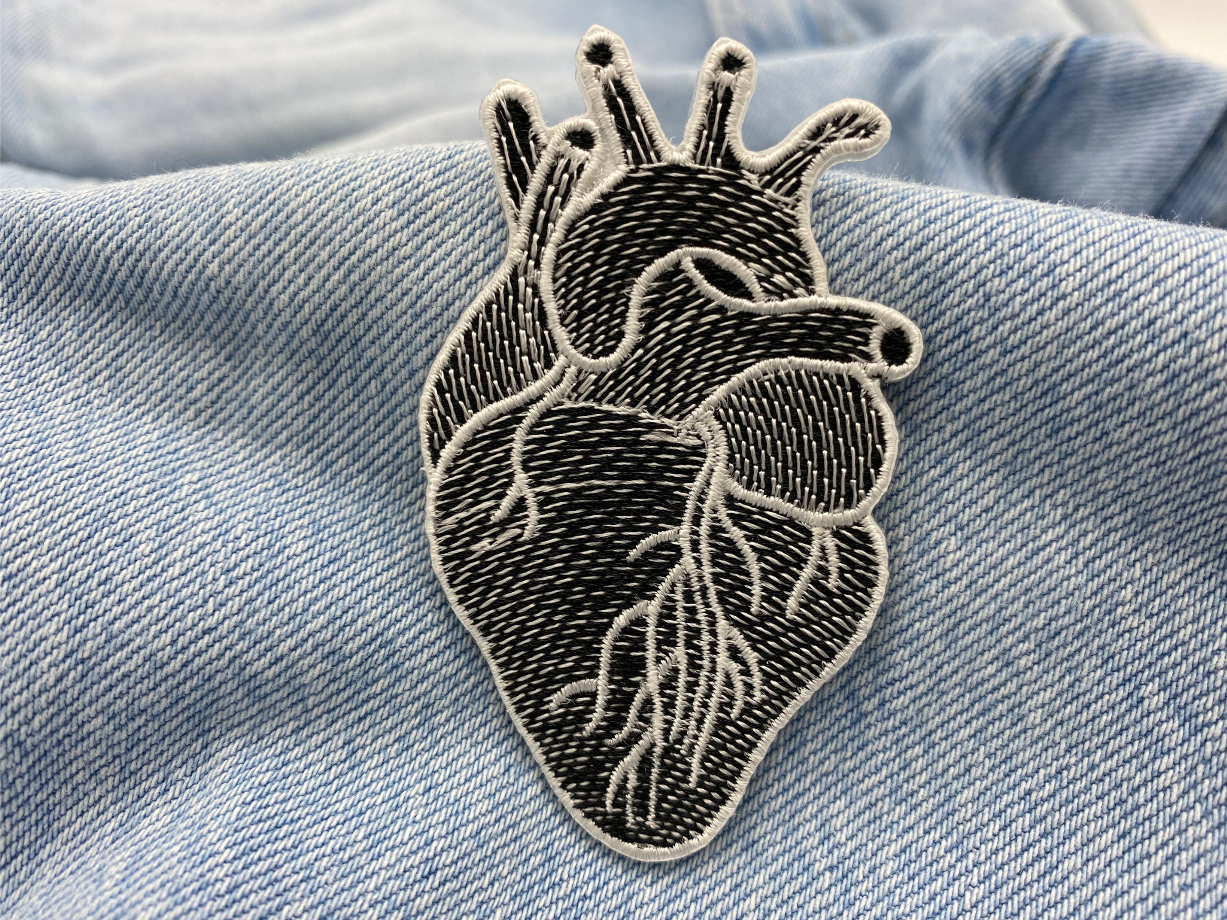 Anatomisches Herz in schwarz weiß Bügelbild Patches zum Aufbügeln | Patch, Aufbügelmotive Finally Home