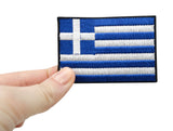 Griechenland Flagge Patch gehalten von einer Frauenhand