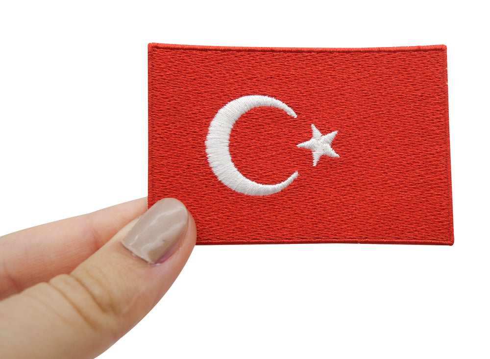 Türkei Flagge Patch gehalten von Frauenhand