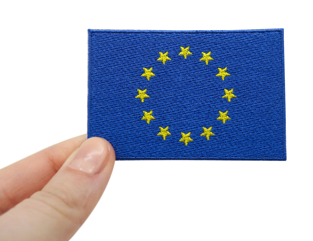 Europa Flagge Patch in Frauenhand