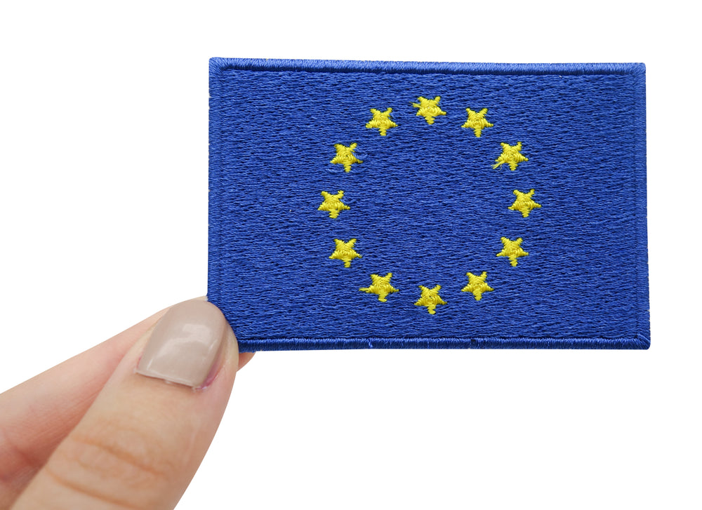Frauenhand hält Europa Flagge Patch 