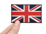 Frauenhand hält den Großbritannien Flagge Klettpatch