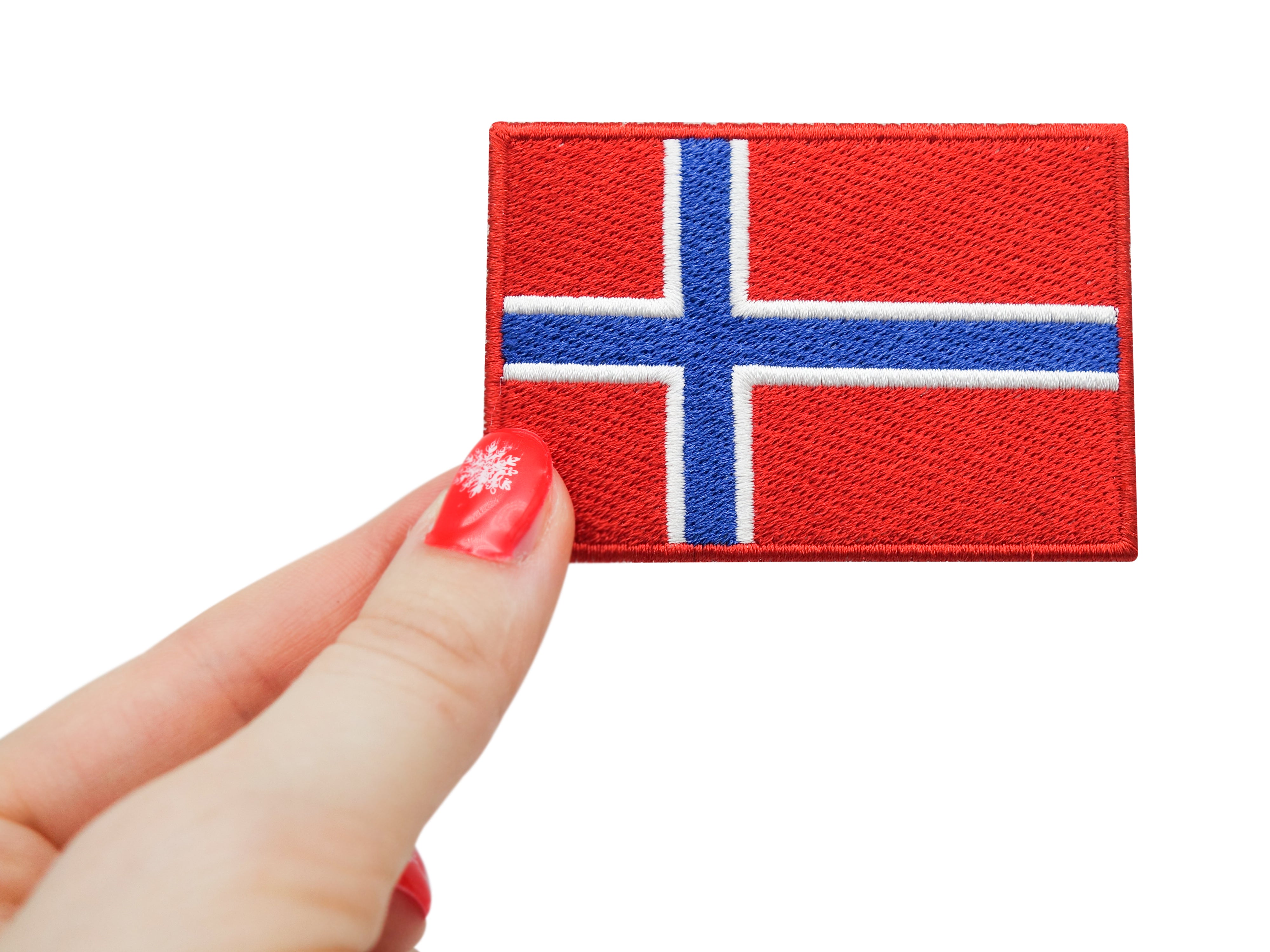 Frauenhand hält den Norwegen Klettpatch