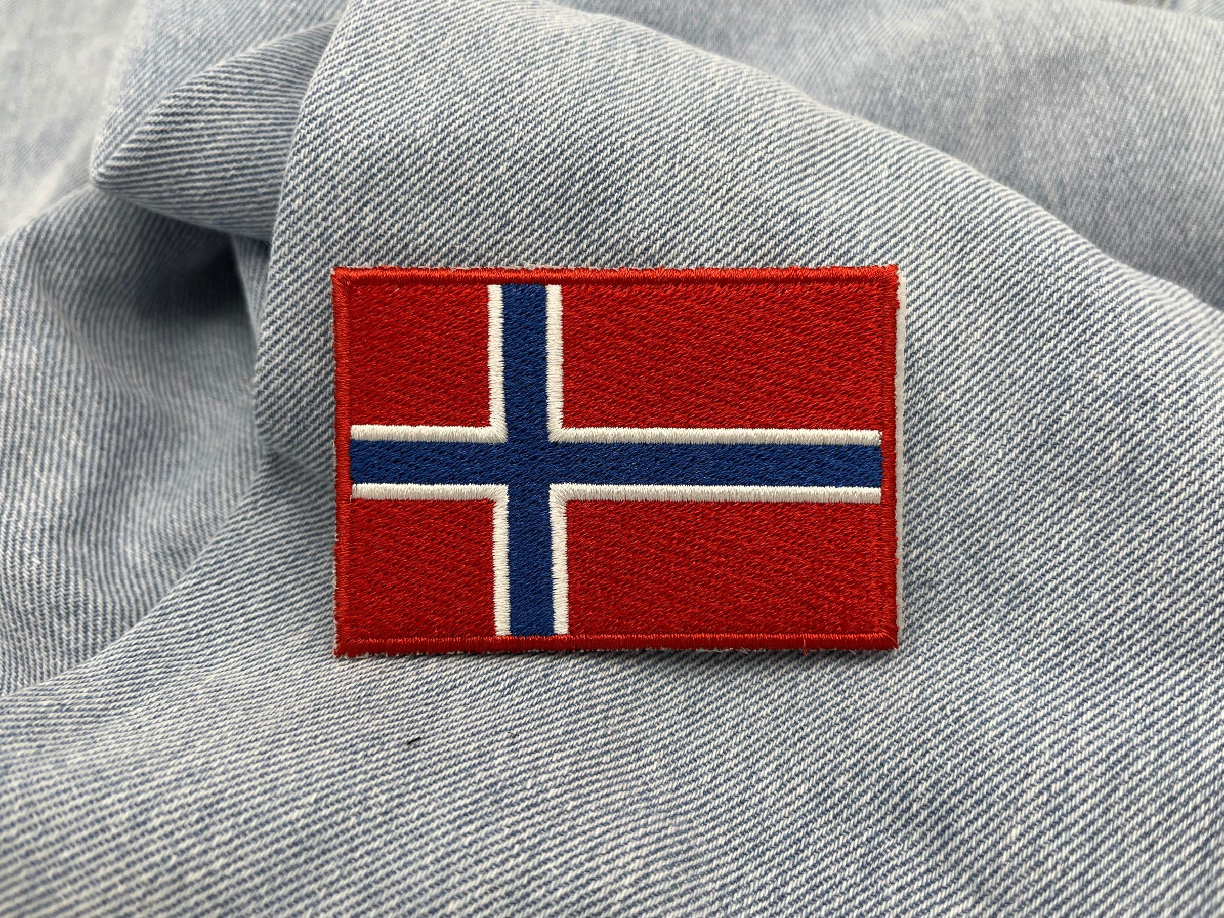 Klettpatch auf hellblauer Jeans