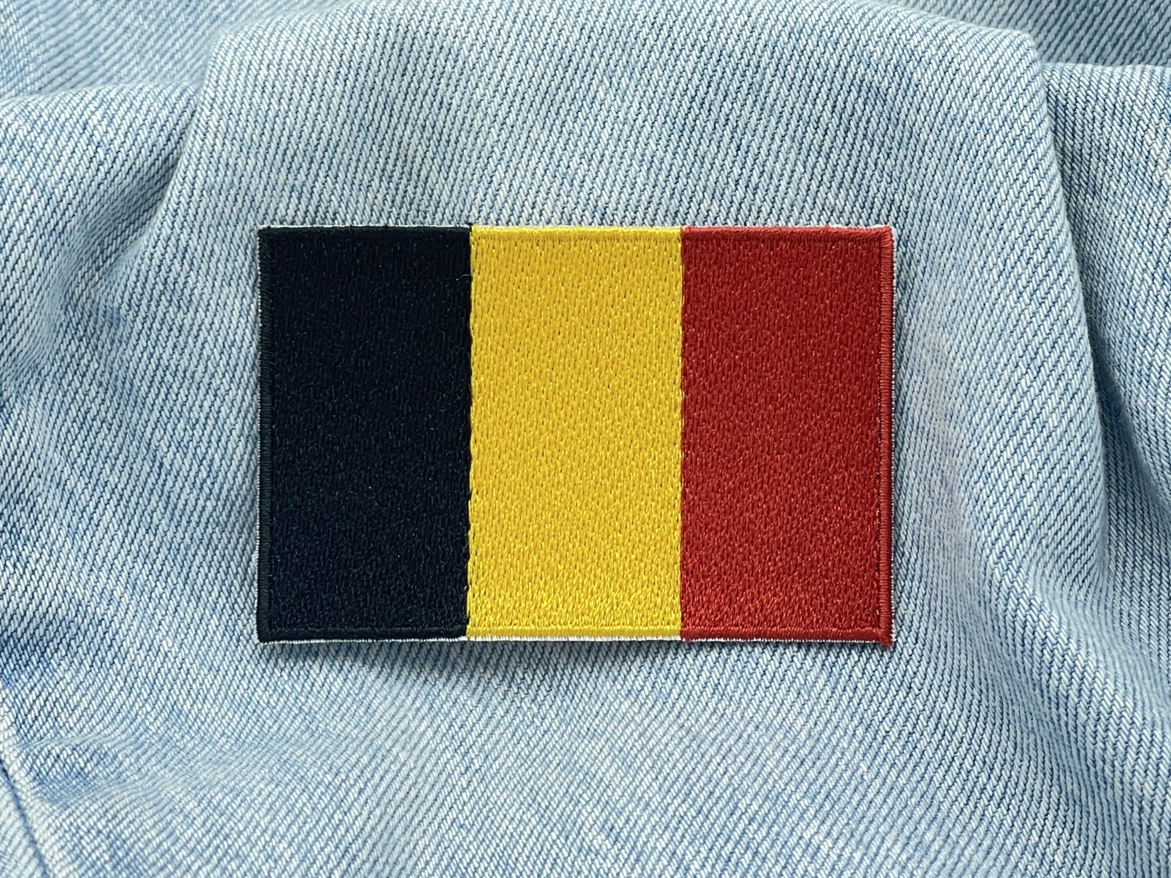 Belgische Flagge Patch auf hellblauer Jeans
