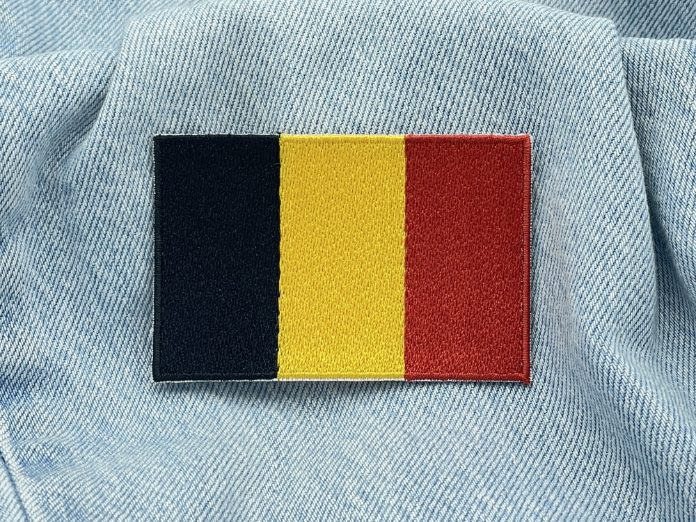 Belgische Flagge Patch auf hellblauer Jeans