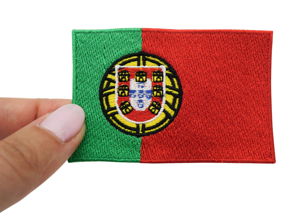Portugal Flagge Patch gehalten von einer Frauenhand
