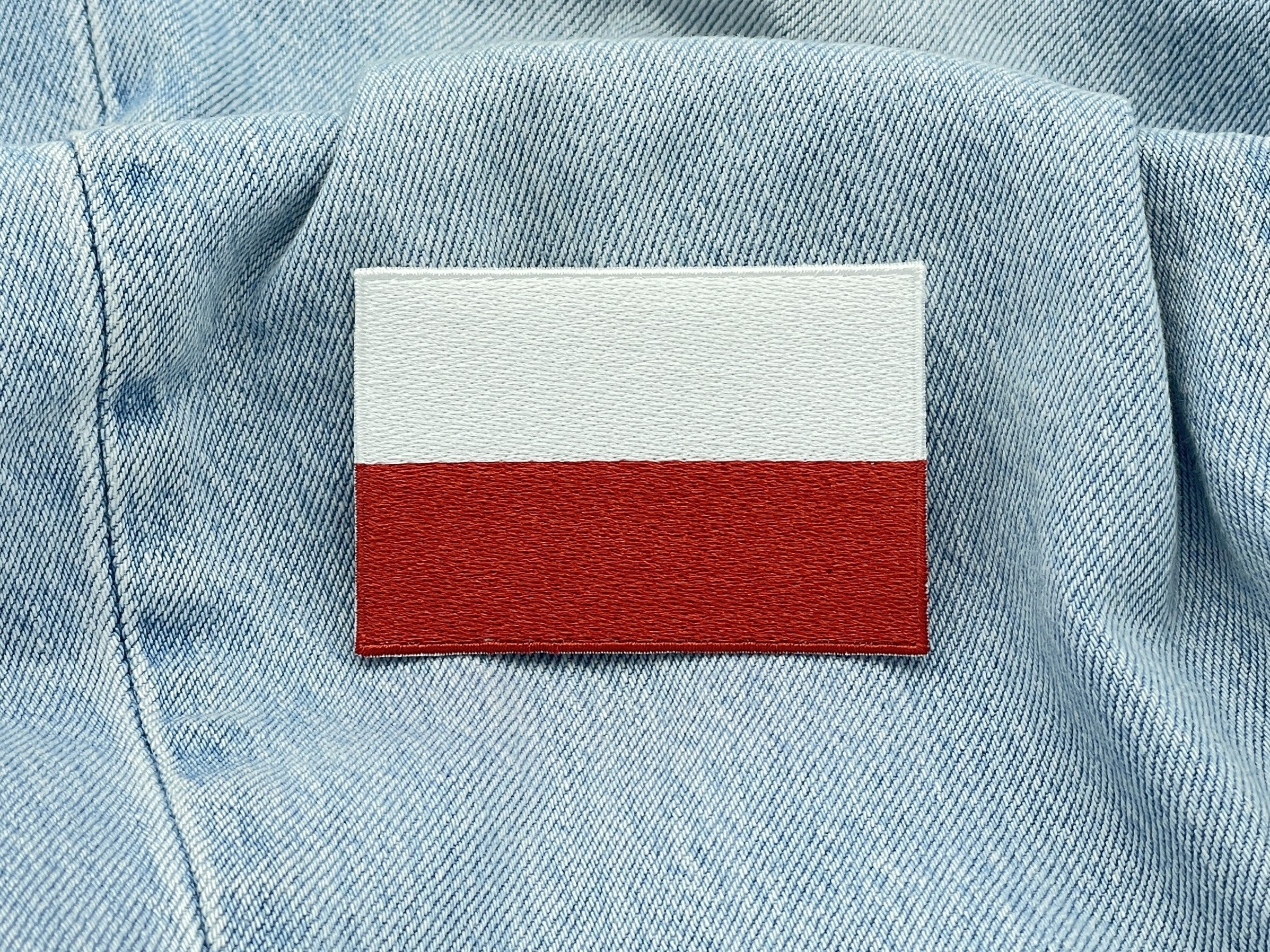 Polen Flagge Patch auf hellblauer Jeans