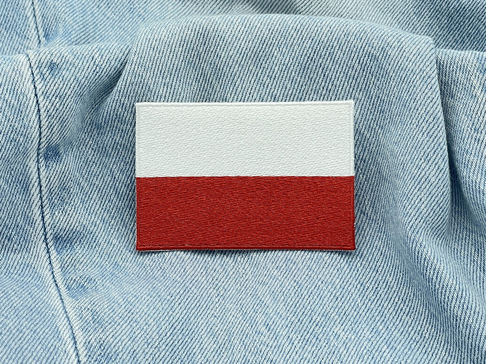 Polen Flagge Patch auf hellblauer Jeans