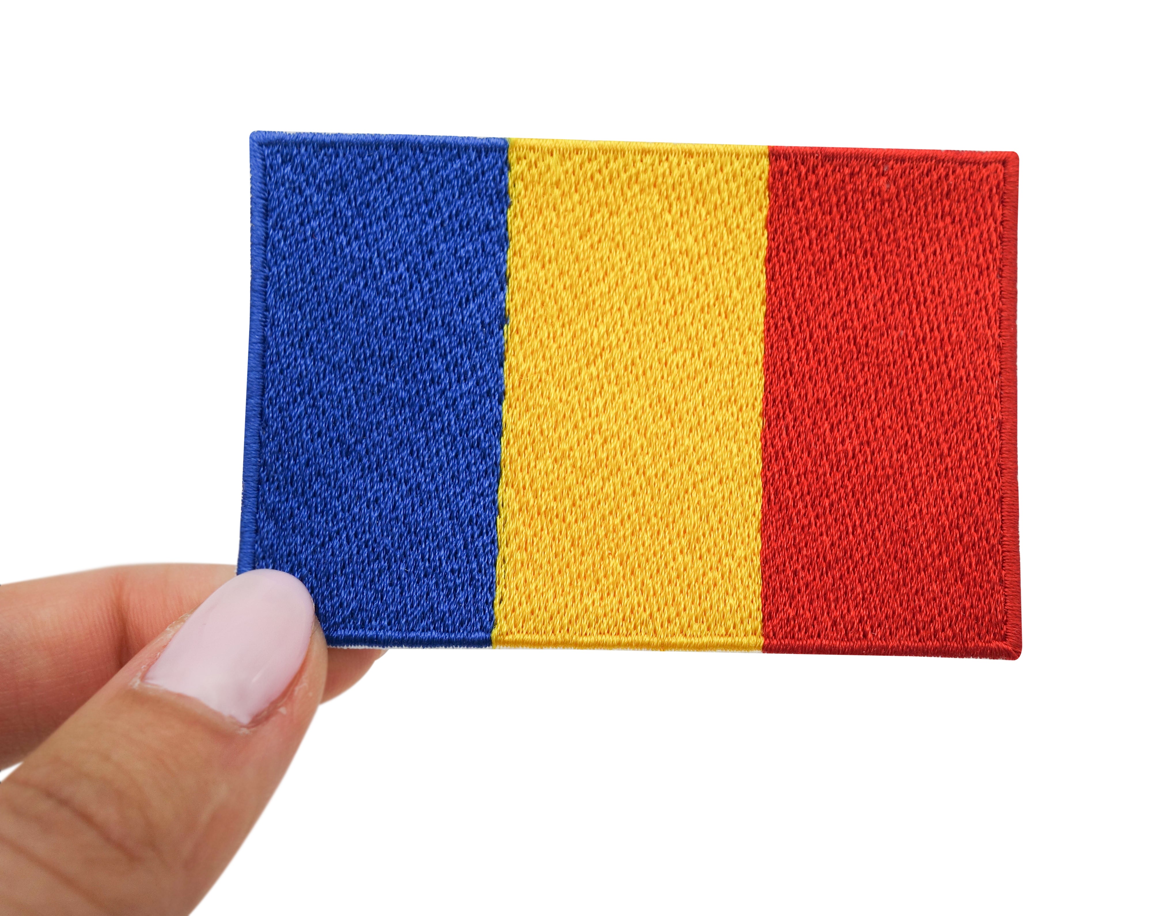 Rumänien Patch gehalten von einer Frauenhand