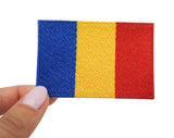 Rumänien Patch gehalten von einer Frauenhand