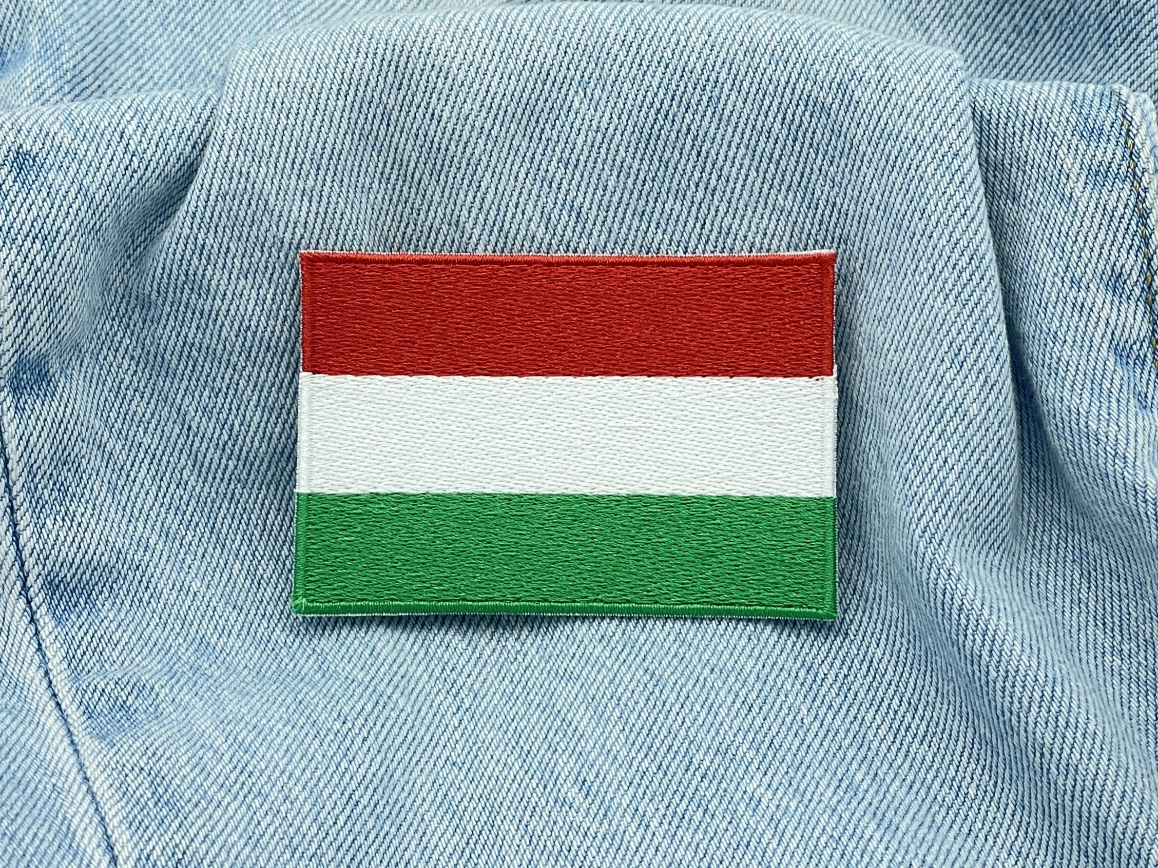 Ungarn Flagge Patch auf hellblauer Jeans