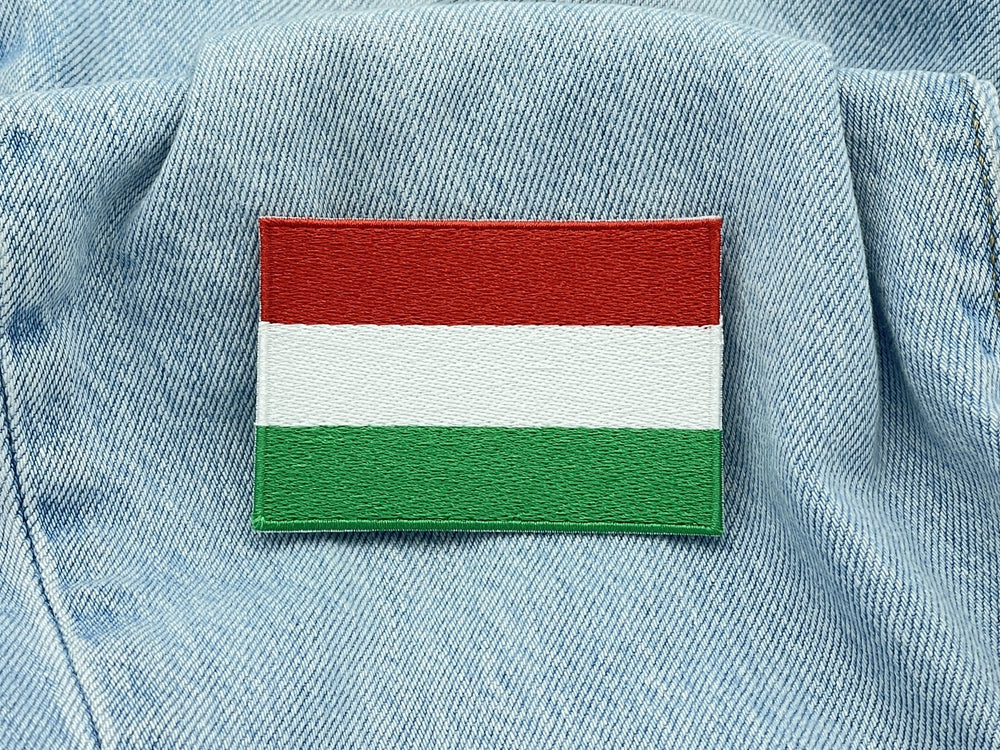 Ungarn Flagge Patch auf hellblauer Jeans