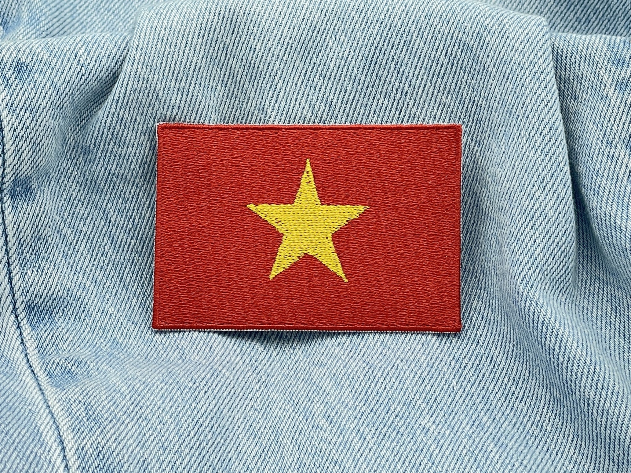 Vietnam Patch auf hellblauer Jeans