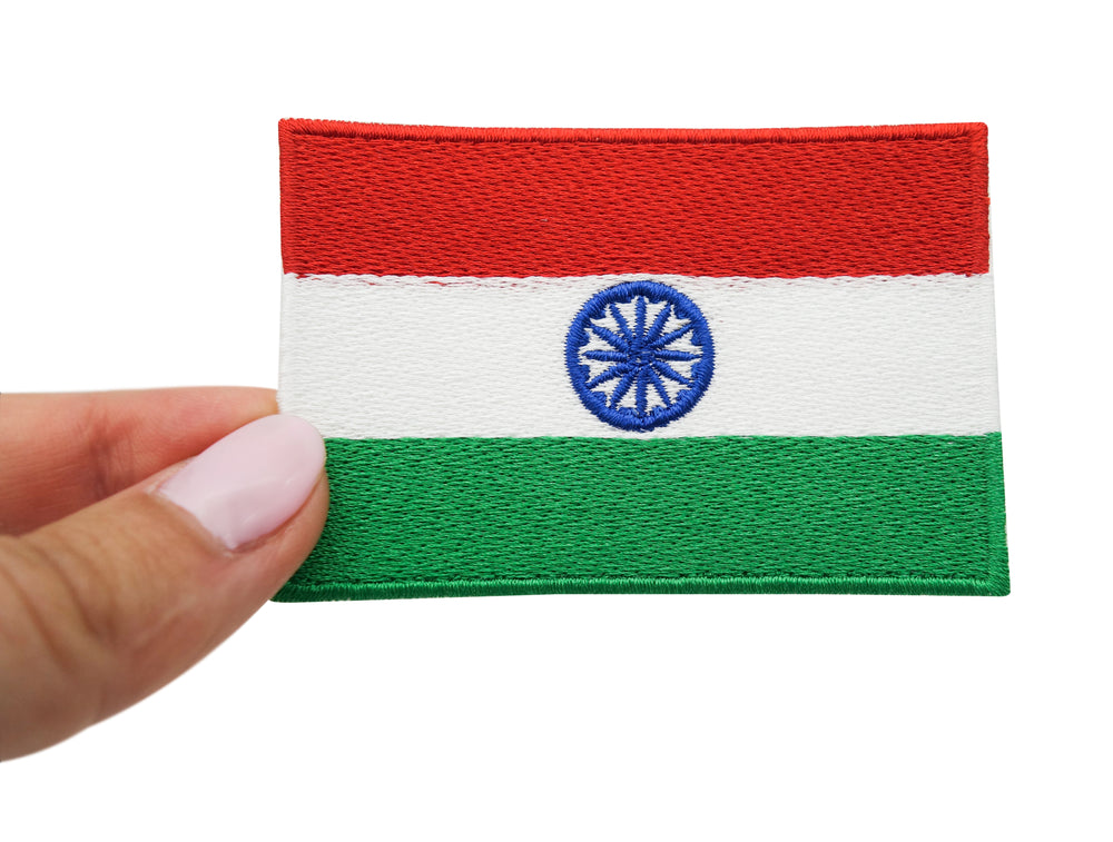Frauenhand hält den Indien Flagge Patch